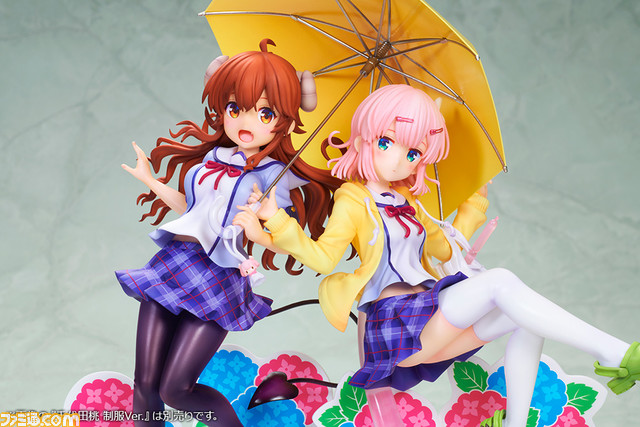 『まちカドまぞく』シャドウミストレス優子と千代田桃が制服でフィギュア化。合わせて飾ると仲良く相合傘をしている形状に