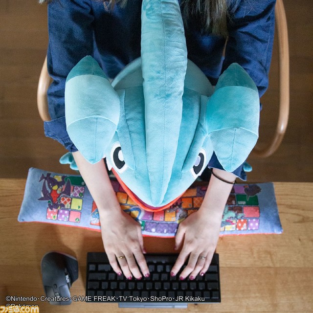 ポケモン】フカマルのPCクッションが登場。ガブリアスたち