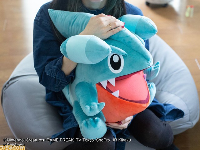 【ポケモン】フカマルのPCクッションが登場。付属のアームレストには、ガブリアスをはじめとしたドラゴンタイプのポケモンたちがデザイン