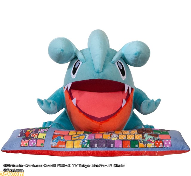 【ポケモン】フカマルのPCクッションが登場。付属のアームレストには、ガブリアスをはじめとしたドラゴンタイプのポケモンたちがデザイン