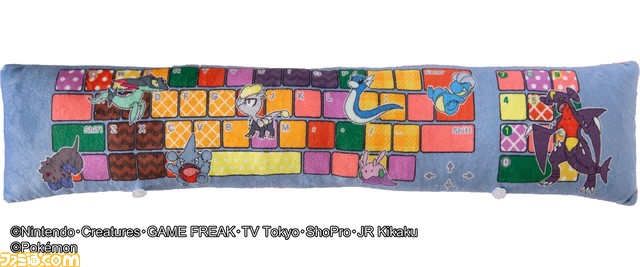 【ポケモン】フカマルのPCクッションが登場。付属のアームレストには、ガブリアスをはじめとしたドラゴンタイプのポケモンたちがデザイン