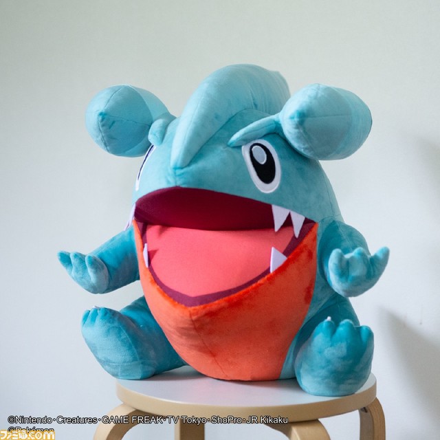 【ポケモン】フカマルのPCクッションが登場。付属のアームレストには、ガブリアスをはじめとしたドラゴンタイプのポケモンたちがデザイン