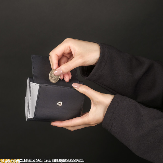 『ニーア』2B、9S、A2のぬいぐるみが予約開始。“YoRHa”マークや服の模様、天使文字などが型押しされた本革の三つ折り財布もラインアップ