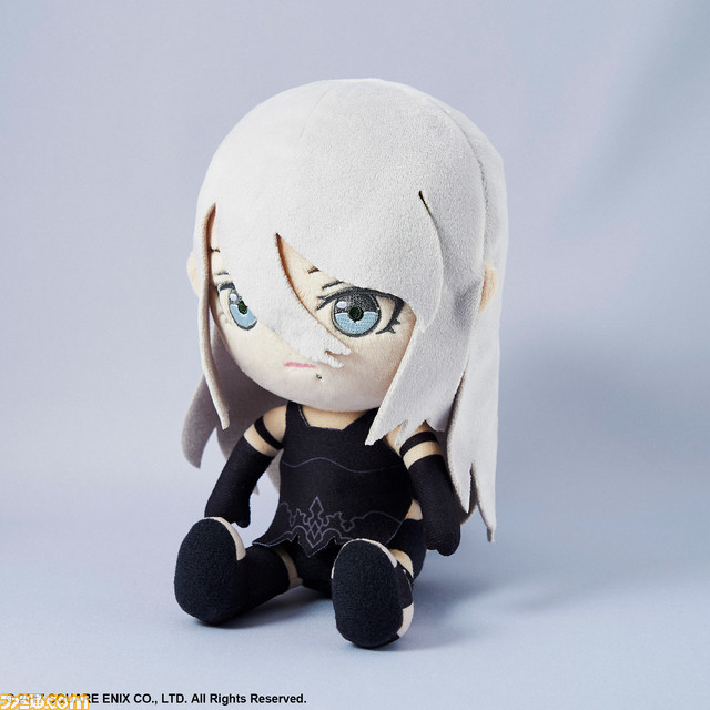 『ニーア』2B、9S、A2のぬいぐるみが予約開始。“YoRHa”マークや服の模様、天使文字などが型押しされた本革の三つ折り財布もラインアップ
