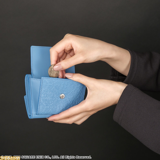 『ニーア』2B、9S、A2のぬいぐるみが予約開始。“YoRHa”マークや服の模様、天使文字などが型押しされた本革の三つ折り財布もラインアップ