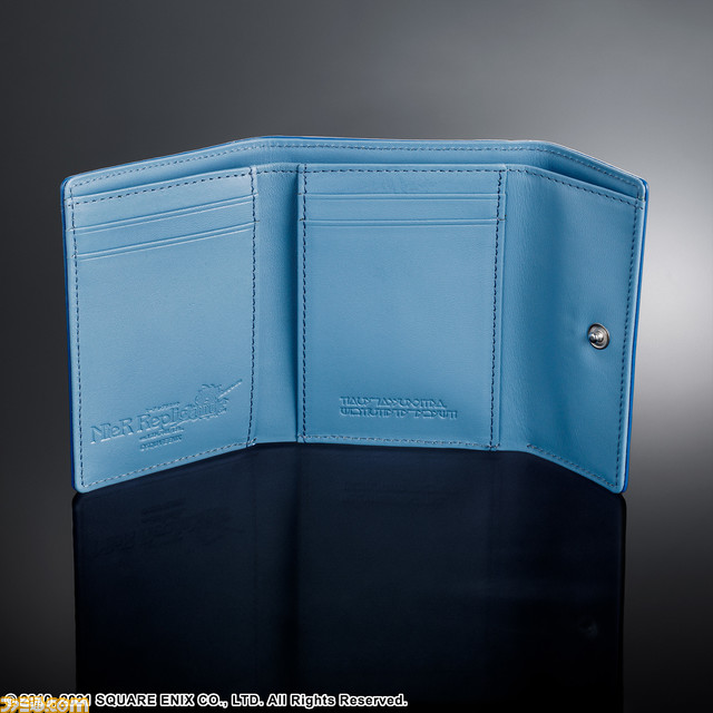 『ニーア』2B、9S、A2のぬいぐるみが予約開始。“YoRHa”マークや服の模様、天使文字などが型押しされた本革の三つ折り財布もラインアップ