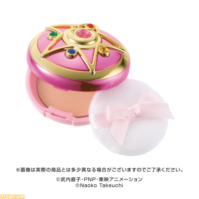 『セーラームーン』初代シャイニングムーンパウダー復刻版が本日（6/30）予約開始。セーラー戦士たちの守護星マークをデザインしたオリジナルメイクブラシも付属