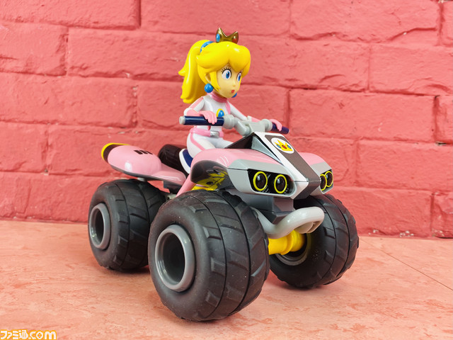 『マリオカート』のR/Cモデルが任天堂ライセンス商品として発売。バギーはゲーム内に登場する車体“スタンダードATV”を忠実に再現