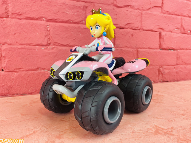 『マリオカート』のR/Cモデルが任天堂ライセンス商品として発売。バギーはゲーム内に登場する車体“スタンダードATV”を忠実に再現
