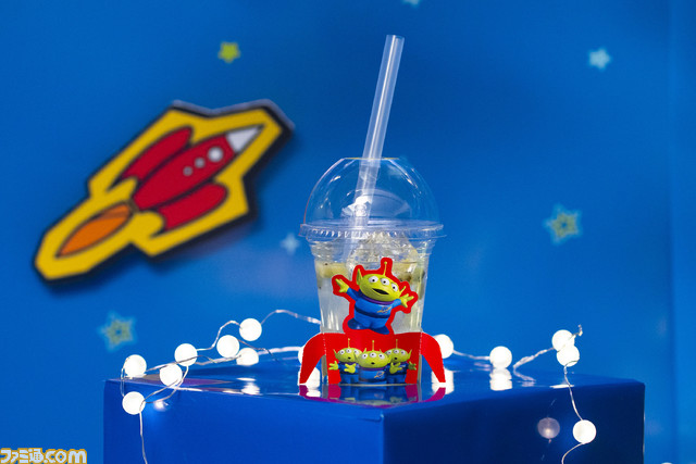 『トイ・ストーリー エイリアン』OH MY CAFEが東京、大阪、名古屋にオープン。おもちゃの宇宙をテーマにしたかわいいメニューやオリジナルグッズが登場