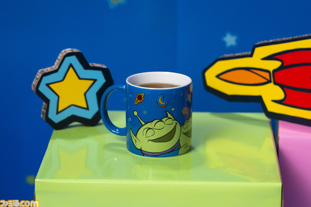『トイ・ストーリー エイリアン』OH MY CAFEが東京、大阪、名古屋にオープン。おもちゃの宇宙をテーマにしたかわいいメニューやオリジナルグッズが登場