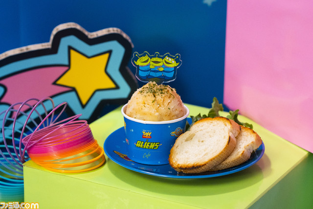 『トイ・ストーリー エイリアン』OH MY CAFEが東京、大阪、名古屋にオープン。おもちゃの宇宙をテーマにしたかわいいメニューやオリジナルグッズが登場