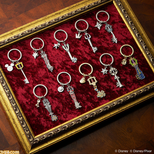 『キングダムハーツ』20周年一番くじが本日(7/16)より発売。ソラ、カイリの王座スタチューや歴代作品のビジュアルを使用したハンドタオルなど全9種