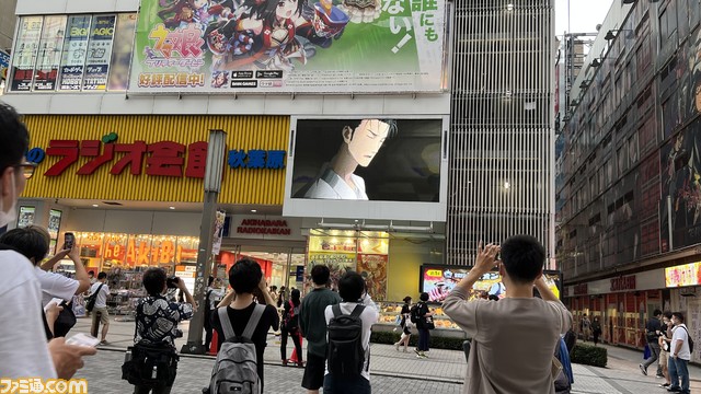 『アノニマス・コード』主人公・高岡ポロンが秋葉原ラジオ会館のビジョンをハッキング。最新PVとアニメ『シュタインズ・ゲート』第1話をサプライズ上映