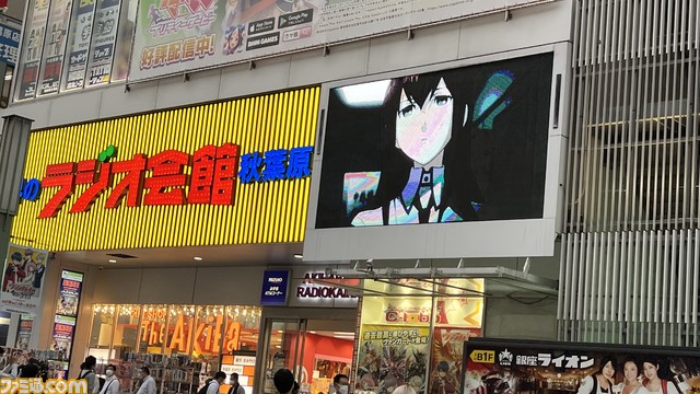 『アノニマス・コード』主人公・高岡ポロンが秋葉原ラジオ会館のビジョンをハッキング。最新PVとアニメ『シュタインズ・ゲート』第1話をサプライズ上映