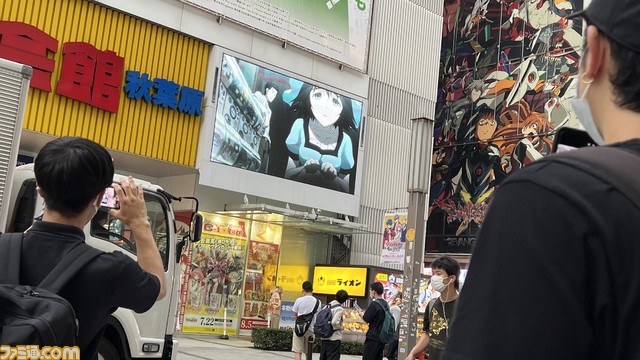 『アノニマス・コード』主人公・高岡ポロンが秋葉原ラジオ会館のビジョンをハッキング。最新PVとアニメ『シュタインズ・ゲート』第1話をサプライズ上映