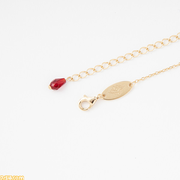 『ベヨネッタ』をイメージした腕時計、ジャケット、ネックレスが登場。魔法陣やバトルスーツの装飾、魔女の血涙などをモチーフにデザイン