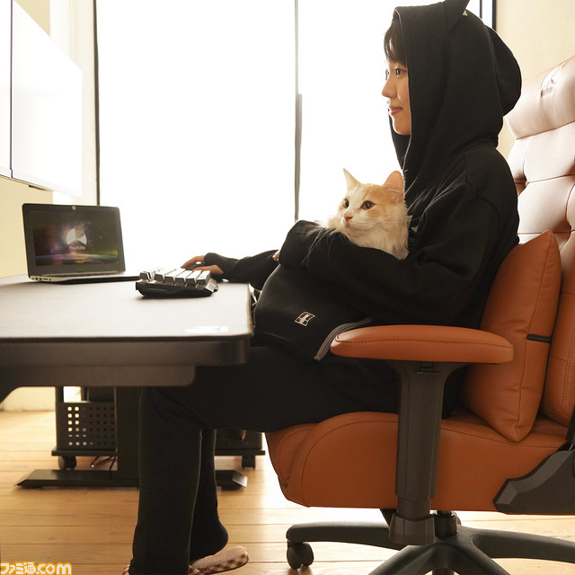 【世界猫の日】にゃんガルーパーカー2在庫入荷。猫が入れる大きなポケットを搭載したパーカーを着て、涼しい部屋で猫と一緒の幸せな時間を満喫しよう