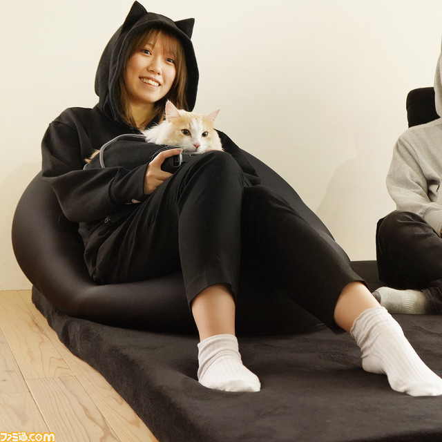 【世界猫の日】にゃんガルーパーカー2在庫入荷。猫が入れる大きなポケットを搭載したパーカーを着て、涼しい部屋で猫と一緒の幸せな時間を満喫しよう