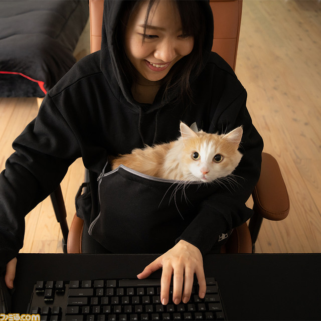 【世界猫の日】にゃんガルーパーカー2在庫入荷。猫が入れる大きなポケットを搭載したパーカーを着て、涼しい部屋で猫と一緒の幸せな時間を満喫しよう