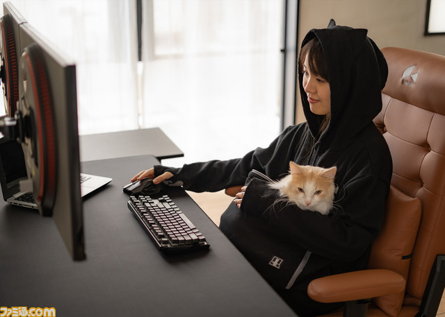 【世界猫の日】にゃんガルーパーカー2在庫入荷。猫が入れる大きなポケットを搭載したパーカーを着て、涼しい部屋で猫と一緒の幸せな時間を満喫しよう