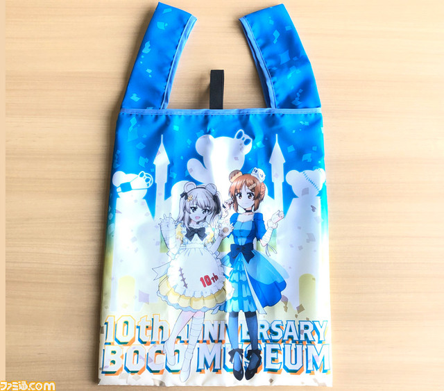 『ガルパン』10周年を記念する新グッズがARISE GIFTにて公開。ボコミュージアム10周年衣装の姿で登場する西住みほ＆島田愛里寿のグッズに注目