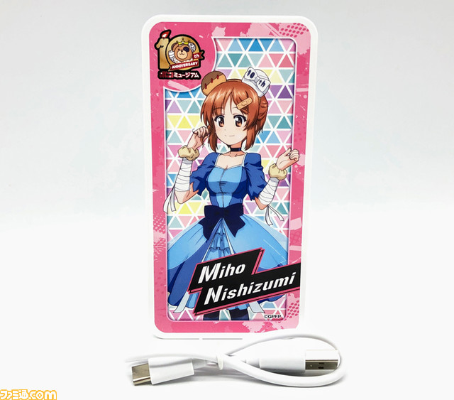 『ガルパン』10周年を記念する新グッズがARISE GIFTにて公開。ボコミュージアム10周年衣装の姿で登場する西住みほ＆島田愛里寿のグッズに注目