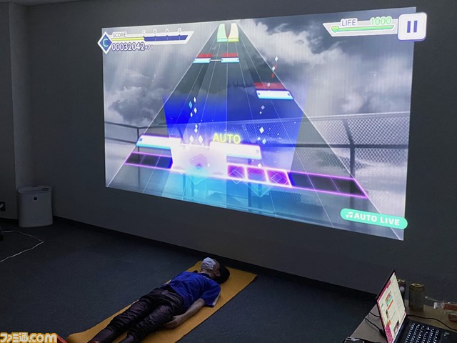 君は『プロセカ』を下から見たことがあるか。恋愛ゲームの中に入りたくないか。プロジェクターおもしろゲーム研究会【ゲーム画面がでっかいと興奮する!】