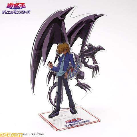 『遊戯王』新グッズが8月31日からしまむらオンラインストアに登場。デュエルディスク型クッションは腕に装着可能