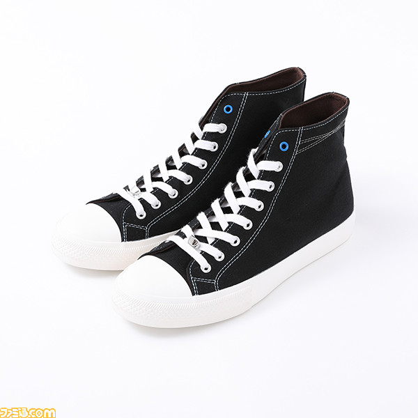 『ごちうさ BLOOM』よりココア、チノ、リゼをモチーフにした腕時計、バッグ、スニーカーが登場。腹話術のうさぎのぬいぐるみやティッピー、銃など各キャラをイメージしたものがデザインされたファン必見のアイテム