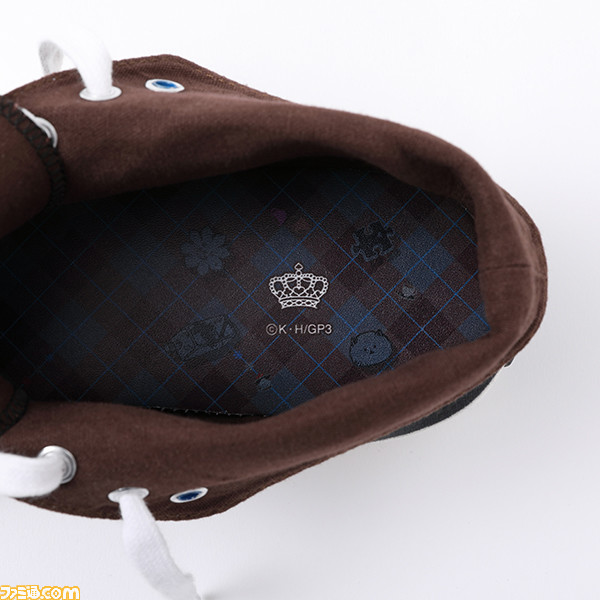 『ごちうさ BLOOM』よりココア、チノ、リゼをモチーフにした腕時計、バッグ、スニーカーが登場。腹話術のうさぎのぬいぐるみやティッピー、銃など各キャラをイメージしたものがデザインされたファン必見のアイテム