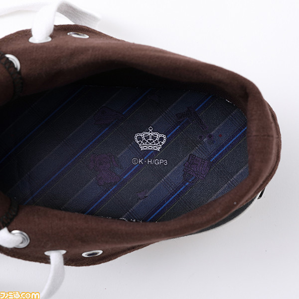 『ごちうさ BLOOM』よりココア、チノ、リゼをモチーフにした腕時計、バッグ、スニーカーが登場。腹話術のうさぎのぬいぐるみやティッピー、銃など各キャラをイメージしたものがデザインされたファン必見のアイテム