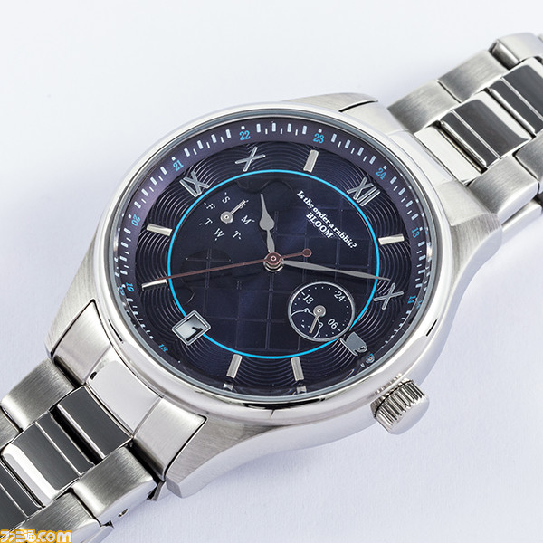 『ごちうさ BLOOM』よりココア、チノ、リゼをモチーフにした腕時計、バッグ、スニーカーが登場。腹話術のうさぎのぬいぐるみやティッピー、銃など各キャラをイメージしたものがデザインされたファン必見のアイテム