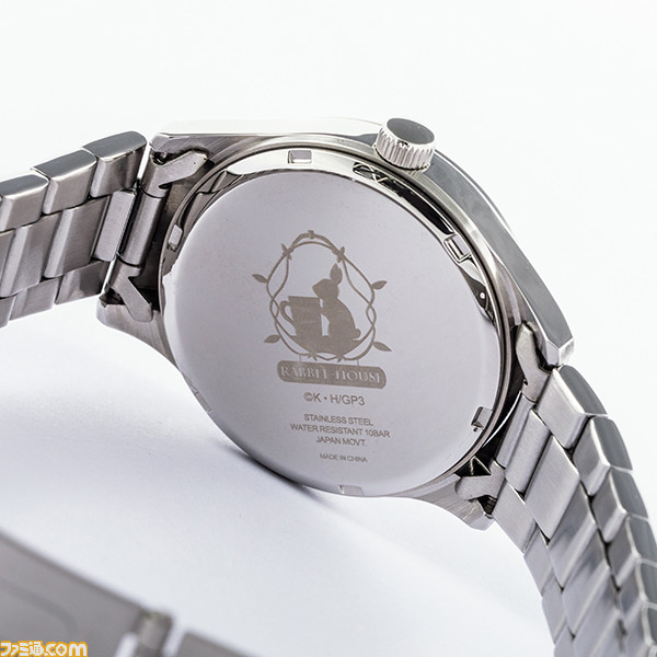 『ごちうさ BLOOM』よりココア、チノ、リゼをモチーフにした腕時計、バッグ、スニーカーが登場。腹話術のうさぎのぬいぐるみやティッピー、銃など各キャラをイメージしたものがデザインされたファン必見のアイテム