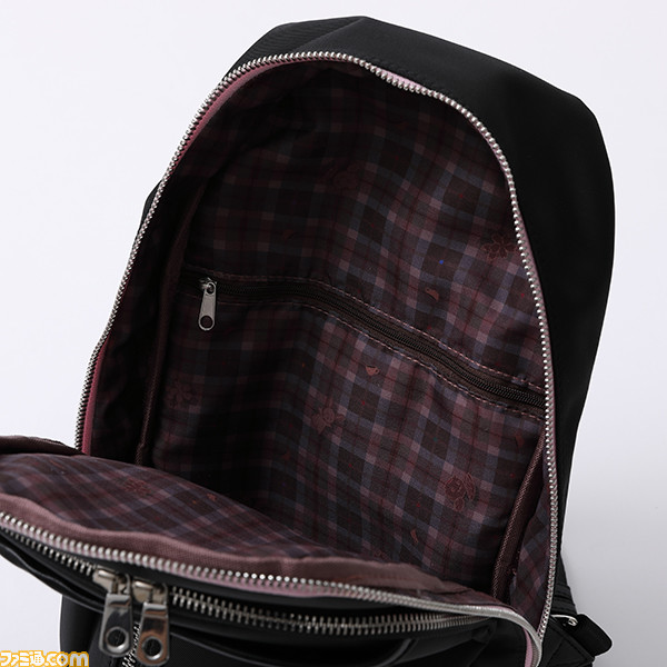 『ごちうさ BLOOM』よりココア、チノ、リゼをモチーフにした腕時計、バッグ、スニーカーが登場。腹話術のうさぎのぬいぐるみやティッピー、銃など各キャラをイメージしたものがデザインされたファン必見のアイテム