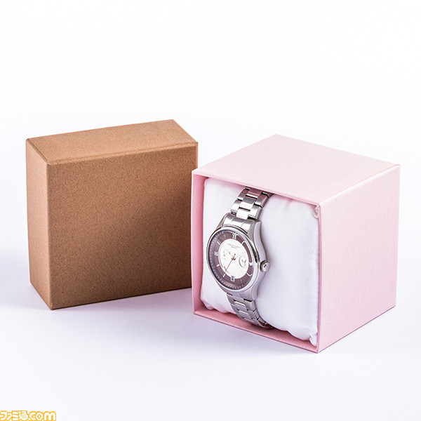 『ごちうさ BLOOM』よりココア、チノ、リゼをモチーフにした腕時計、バッグ、スニーカーが登場。腹話術のうさぎのぬいぐるみやティッピー、銃など各キャラをイメージしたものがデザインされたファン必見のアイテム