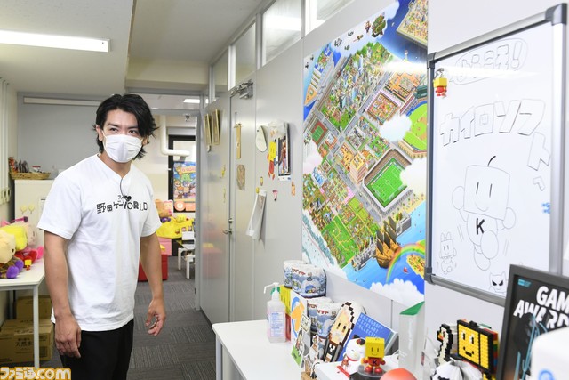 野田クリスタル氏、カイロソフトに訪問！ 『スーパー野田ゲーWORLD』で追加予定の“THE 芸人”でつながった経緯をインタビュー