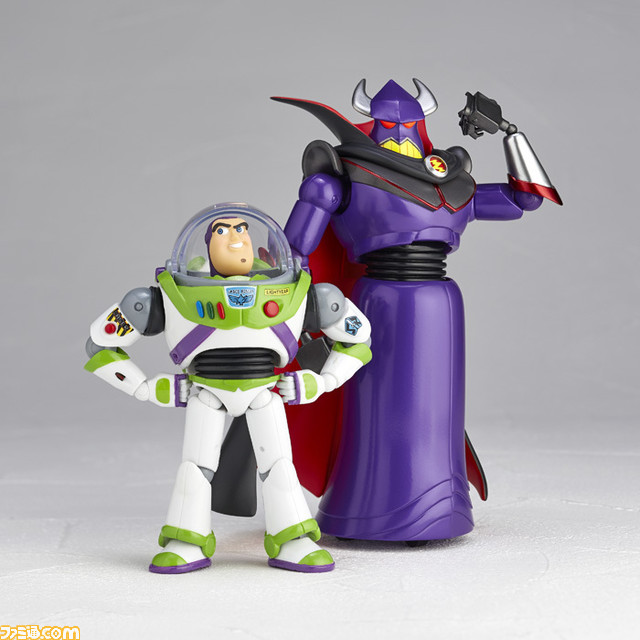 『トイ・ストーリー』バズの宿敵・ザーグがアクションフィギュア化。各関節部や上半身は可動でき、底面部の車輪でコロ走行も可能