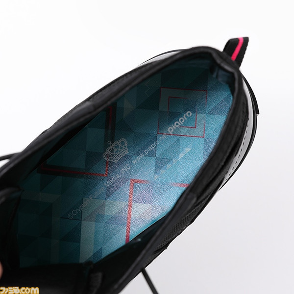 初音ミクをイメージした腕時計、バッグ、財布、アウター、スニーカーが登場。特典としてnecömi先生描き下ろしイラストを使用したポストカードが付属