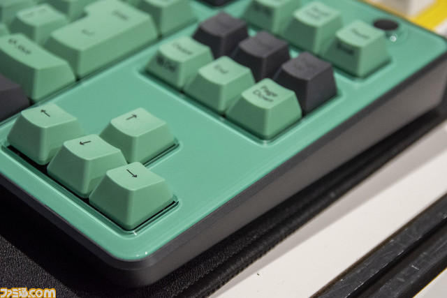 『REALFORCE』最新ゲーミングキーボードが展示中。キー荷重30g・静音スイッチ採用で2023年発売予定。R3用カスタムパネルはチョコミントカラーやピンクなど、かわいい仕上がり【TGS2022】