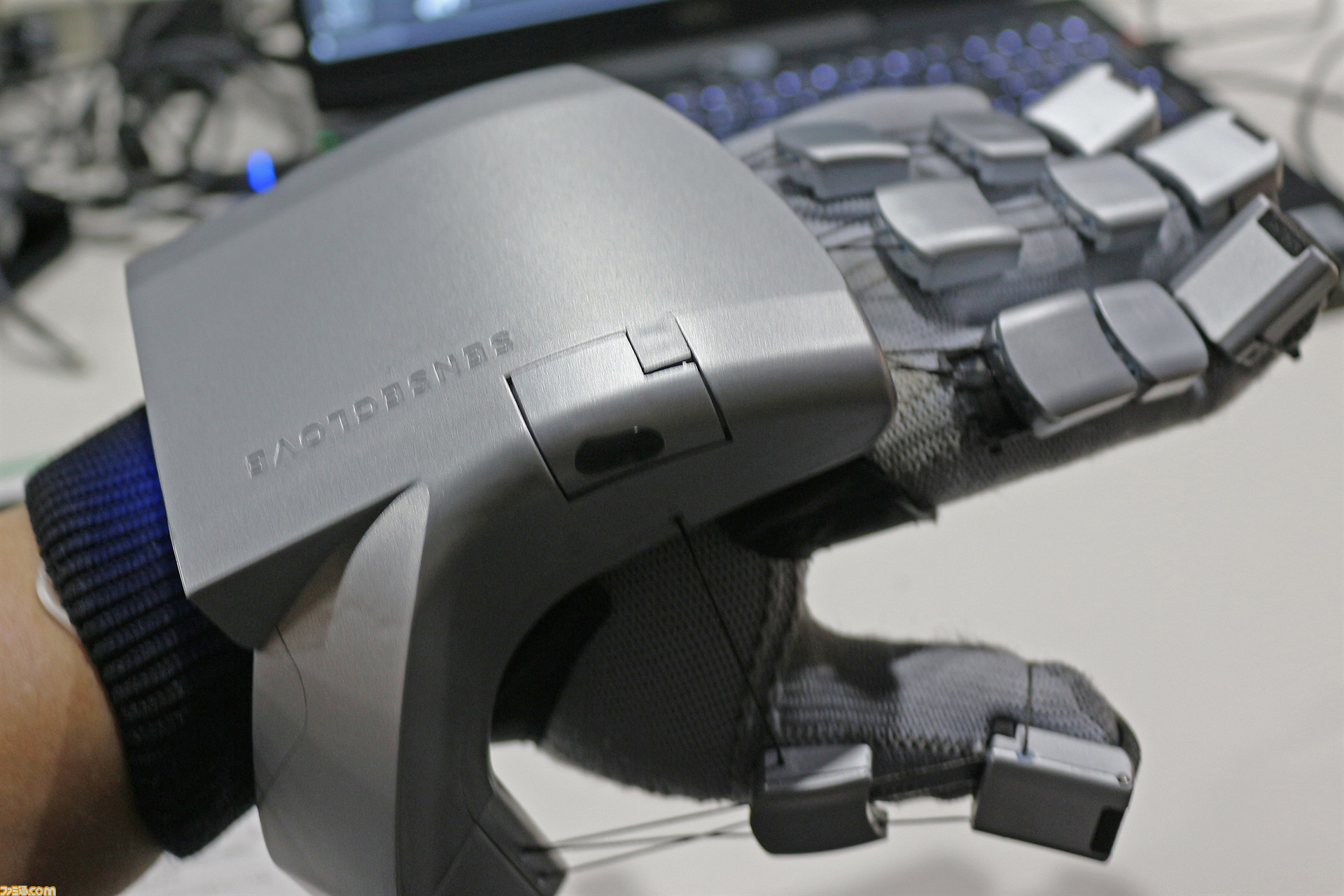 最先端VR触覚グローブ“SENSE GLOVE NOVA”を体験。そこにあるはず