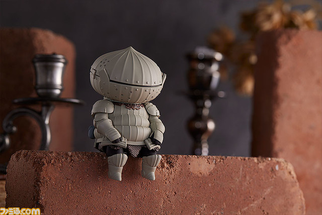 『ダークソウル』カタリナ騎士ジークマイヤーがねんどろいどになって本日(9/22)より予約開始。「うーむ…」と聞こえてきそうな“座り下半身”も付属!