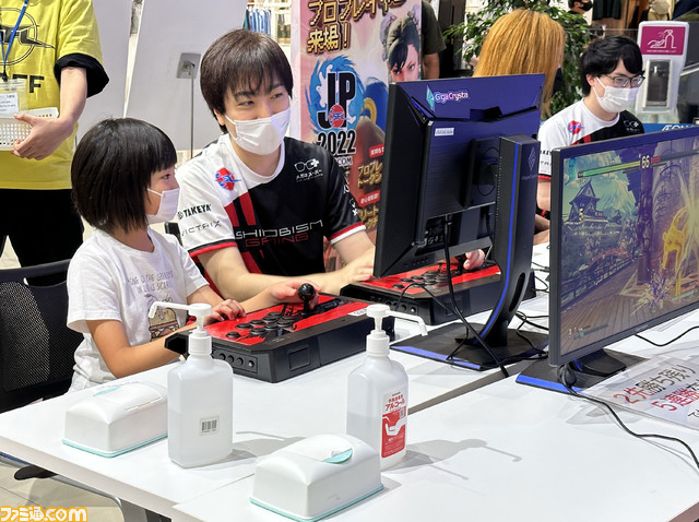 『ストV』SFLファン交流キャラバンがいよいよスタート! 第1回イオンモール白山にはももち選手率いる忍ism Gamingが登場