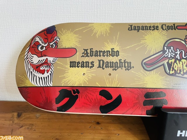 『暴れん坊天狗&ZOMBIE NATION』のスケートボードデッキが登場。購入特典として、メインビジュアルを手がけたOKN/岡野聡氏のメッセージカードが付属
