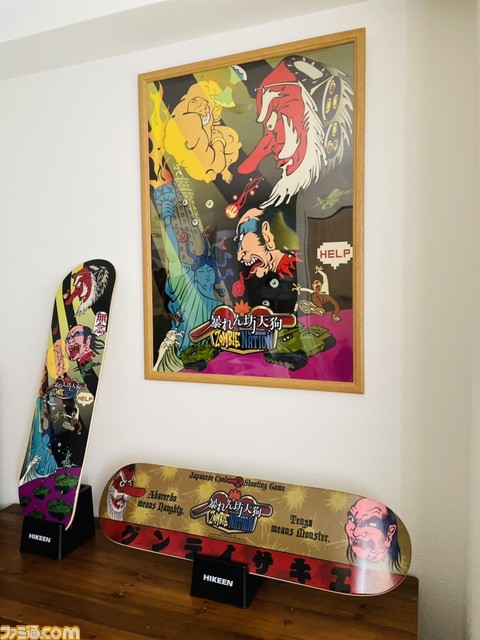 『暴れん坊天狗&ZOMBIE NATION』のスケートボードデッキが登場。購入特典として、メインビジュアルを手がけたOKN/岡野聡氏のメッセージカードが付属