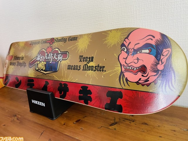 『暴れん坊天狗&ZOMBIE NATION』のスケートボードデッキが登場。購入特典として、メインビジュアルを手がけたOKN/岡野聡氏のメッセージカードが付属