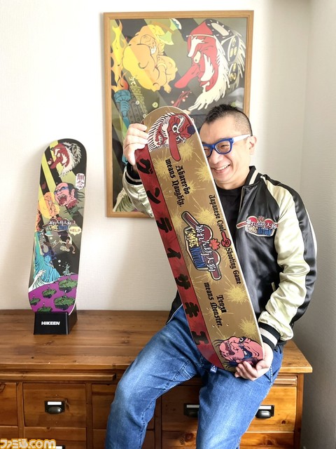 『暴れん坊天狗&ZOMBIE NATION』のスケートボードデッキが登場。購入特典として、メインビジュアルを手がけたOKN/岡野聡氏のメッセージカードが付属