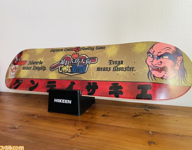『暴れん坊天狗&ZOMBIE NATION』のスケートボードデッキが登場。購入特典として、メインビジュアルを手がけたOKN/岡野聡氏のメッセージカードが付属