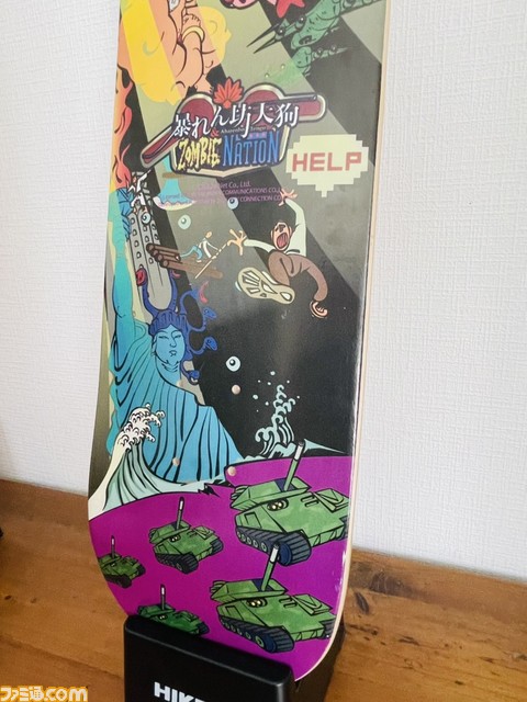 『暴れん坊天狗&ZOMBIE NATION』のスケートボードデッキが登場。購入特典として、メインビジュアルを手がけたOKN/岡野聡氏のメッセージカードが付属