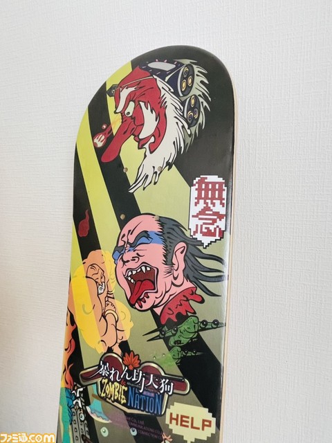 『暴れん坊天狗&ZOMBIE NATION』のスケートボードデッキが登場。購入特典として、メインビジュアルを手がけたOKN/岡野聡氏のメッセージカードが付属